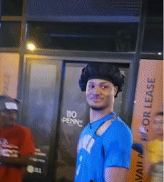 整活儿?雷霆赢下G4后一位雷霆球迷的球衣被步行者球迷撕碎