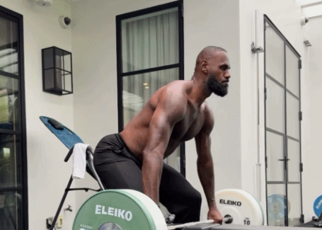 华体会HTH-为第23个赛季做准备！詹姆斯更新社媒分享训练动态，大秀好身材