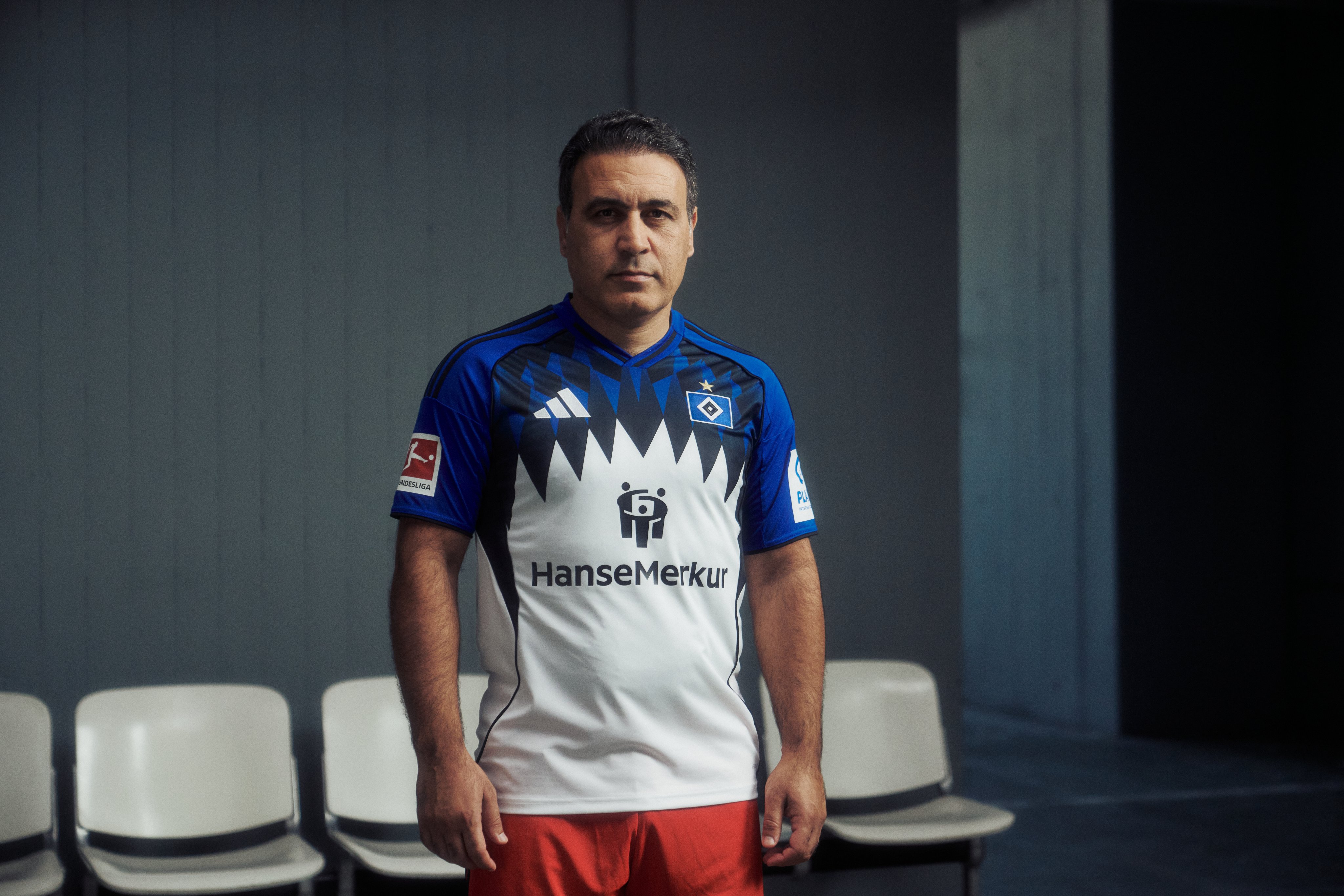 华体会体育-汉堡官宣2025/26赛季球衣，队徽星星时隔七年回归