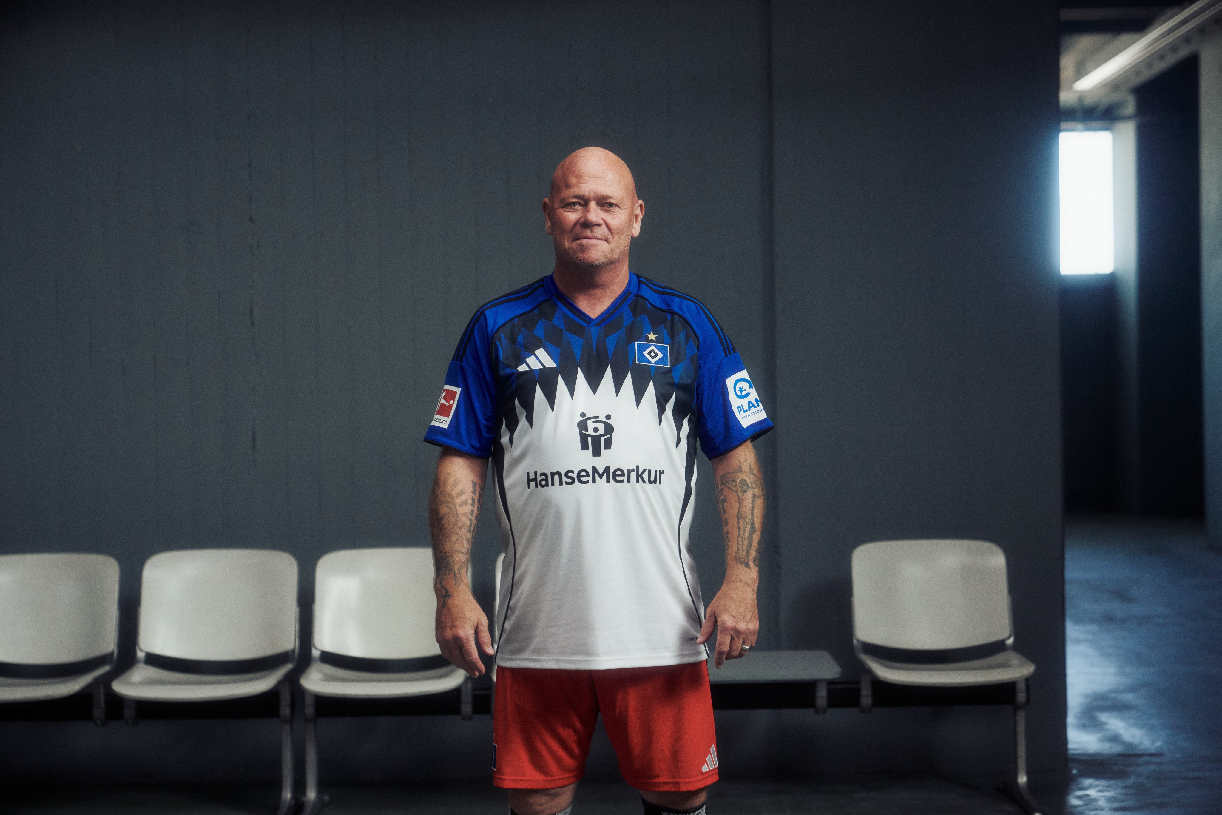 华体会体育-汉堡官宣2025/26赛季球衣，队徽星星时隔七年回归