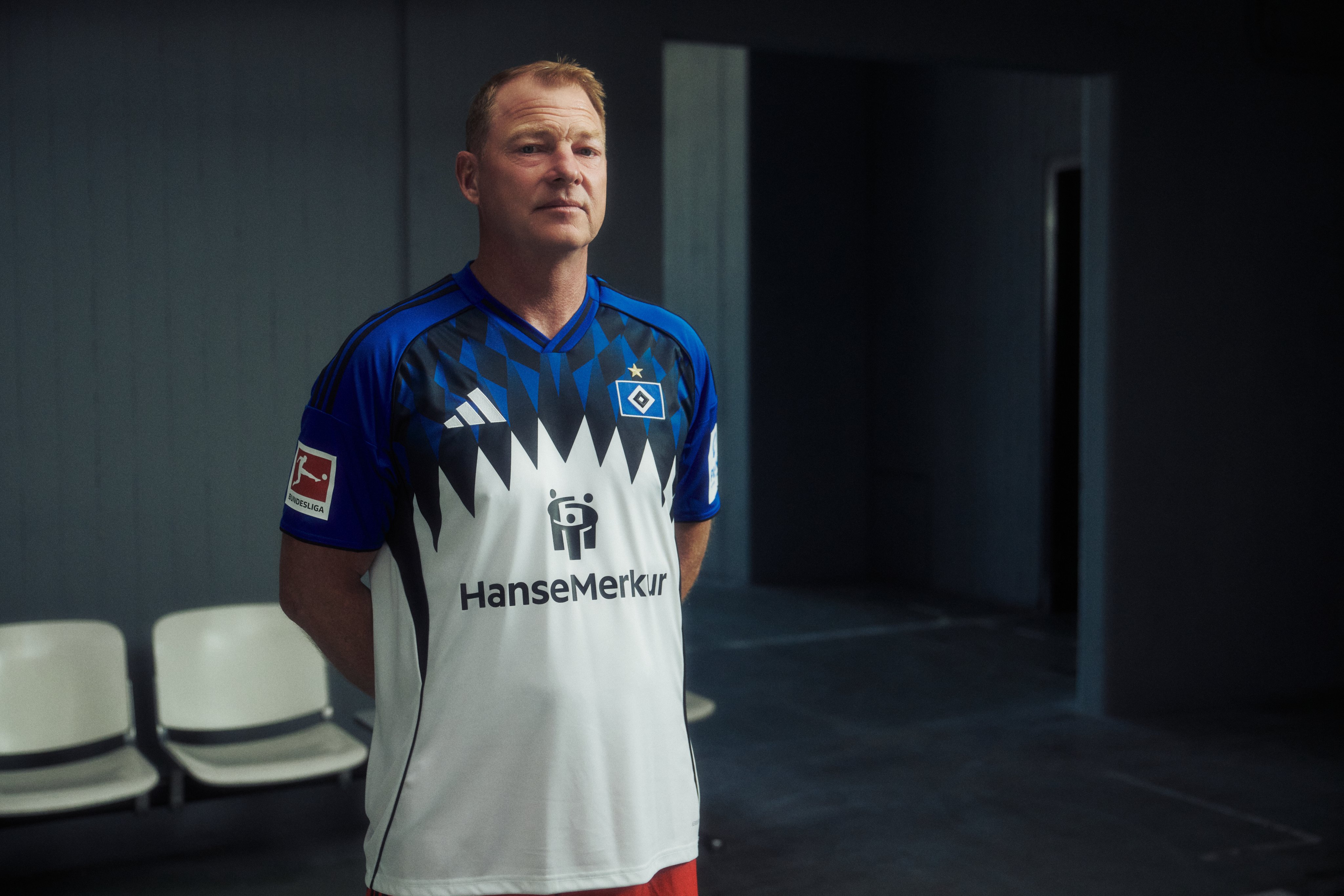 华体会体育-汉堡官宣2025/26赛季球衣，队徽星星时隔七年回归