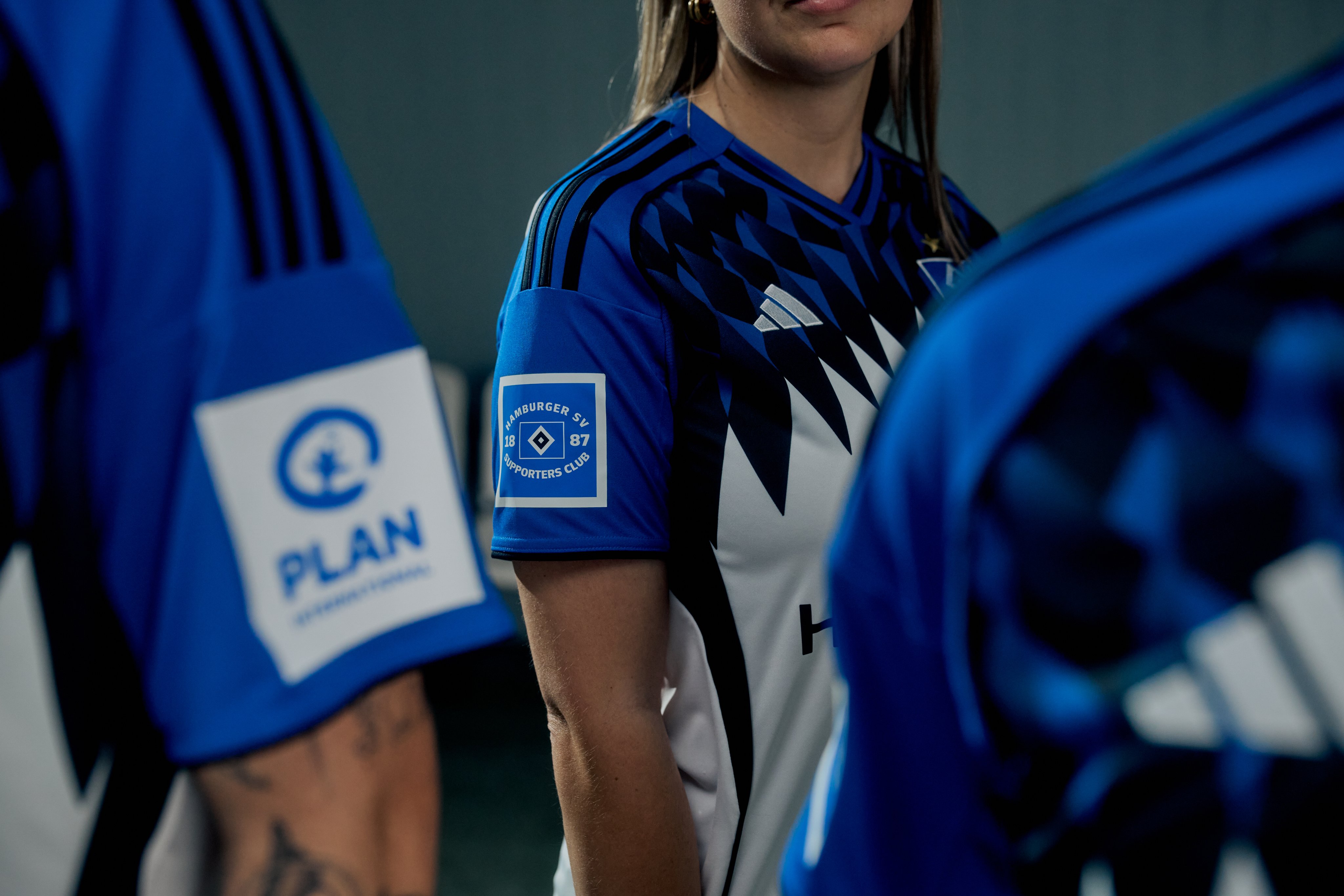 华体会体育-汉堡官宣2025/26赛季球衣，队徽星星时隔七年回归