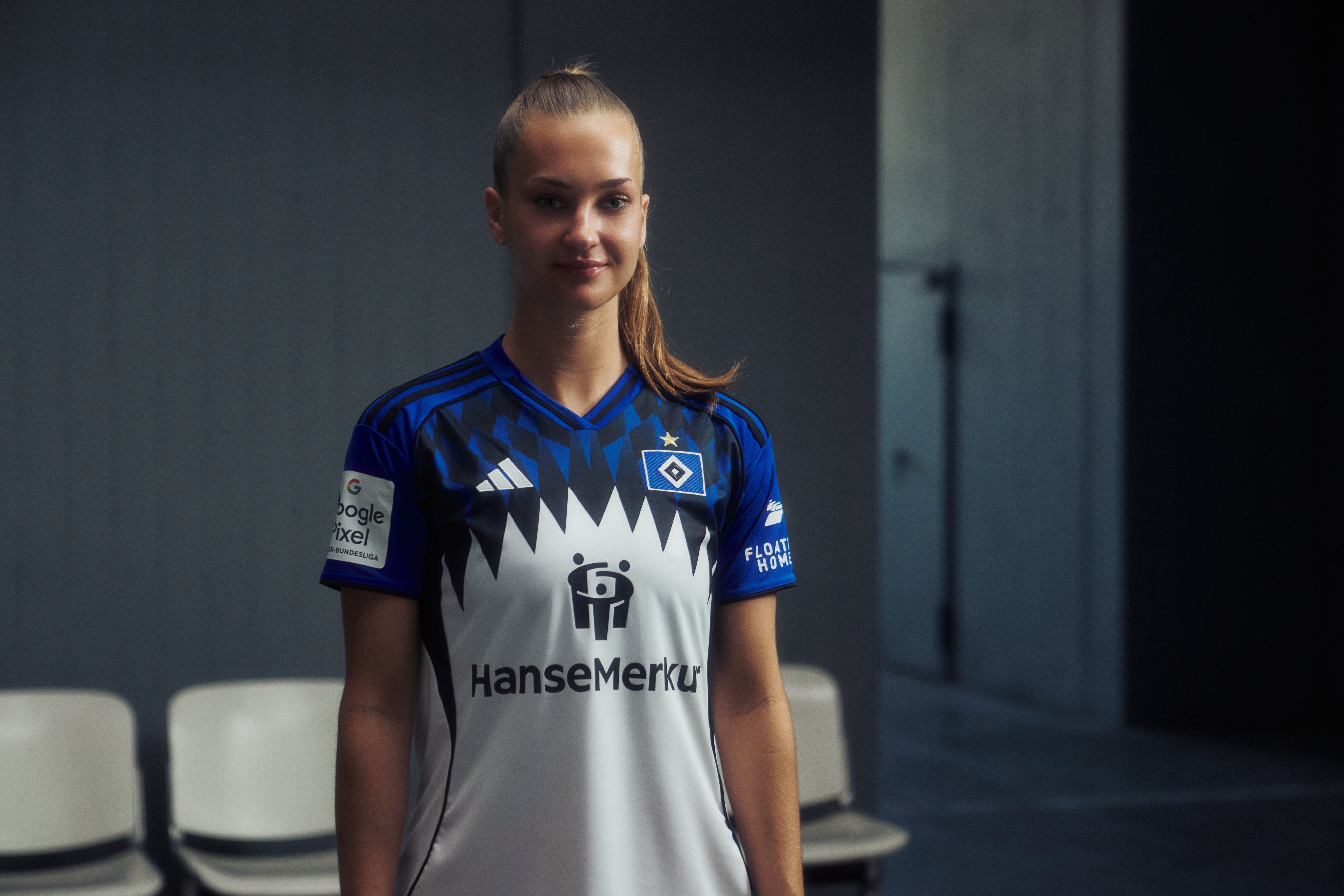 华体会体育-汉堡官宣2025/26赛季球衣，队徽星星时隔七年回归