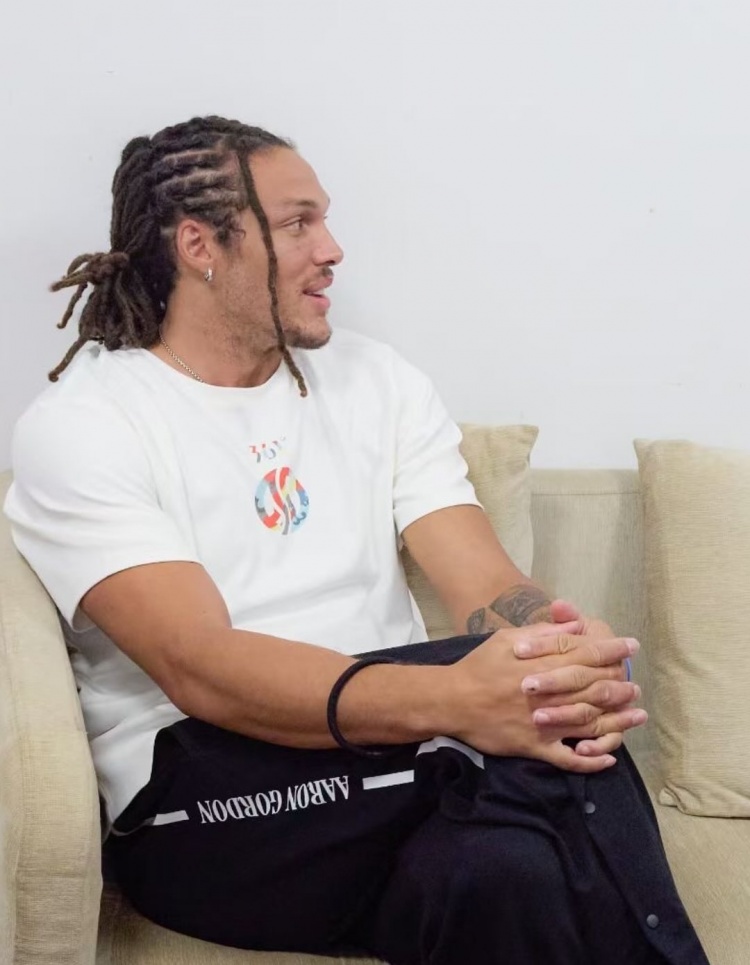 华体会HTH-掘金发布戈登与姚明上海同框照：两大球星标志性会面