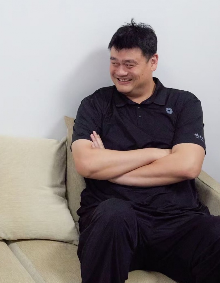 华体会HTH-掘金发布戈登与姚明上海同框照：两大球星标志性会面