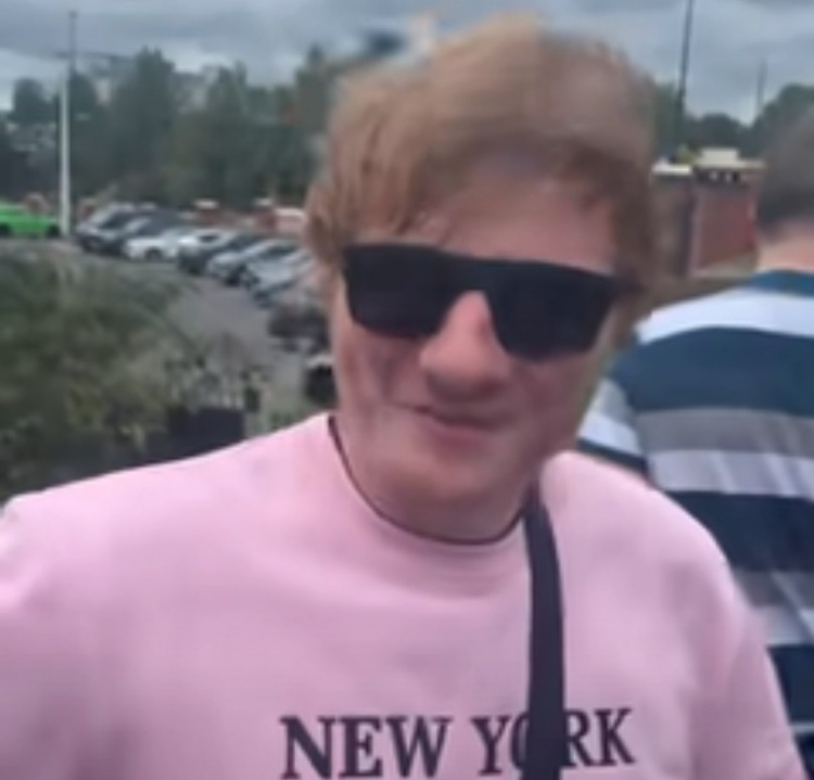 华体会官网-邮报：球迷假扮成歌手黄老板混入老特拉福德看球拍摄，随后被识破