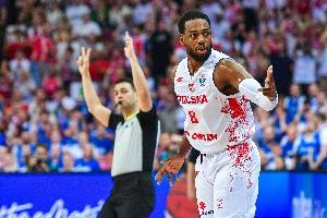 华体会官网-绝对核心!劳埃德17中8轰全场最高28分外加3板1助1断1帽