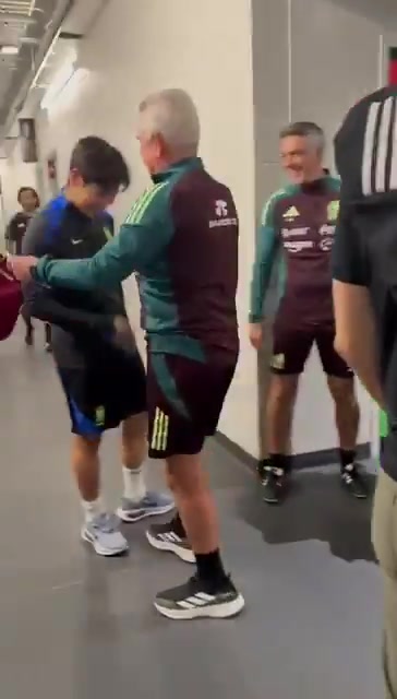 墨西哥主帅阿吉雷赛后会面李刚仁，师徒重逢笑谈往事