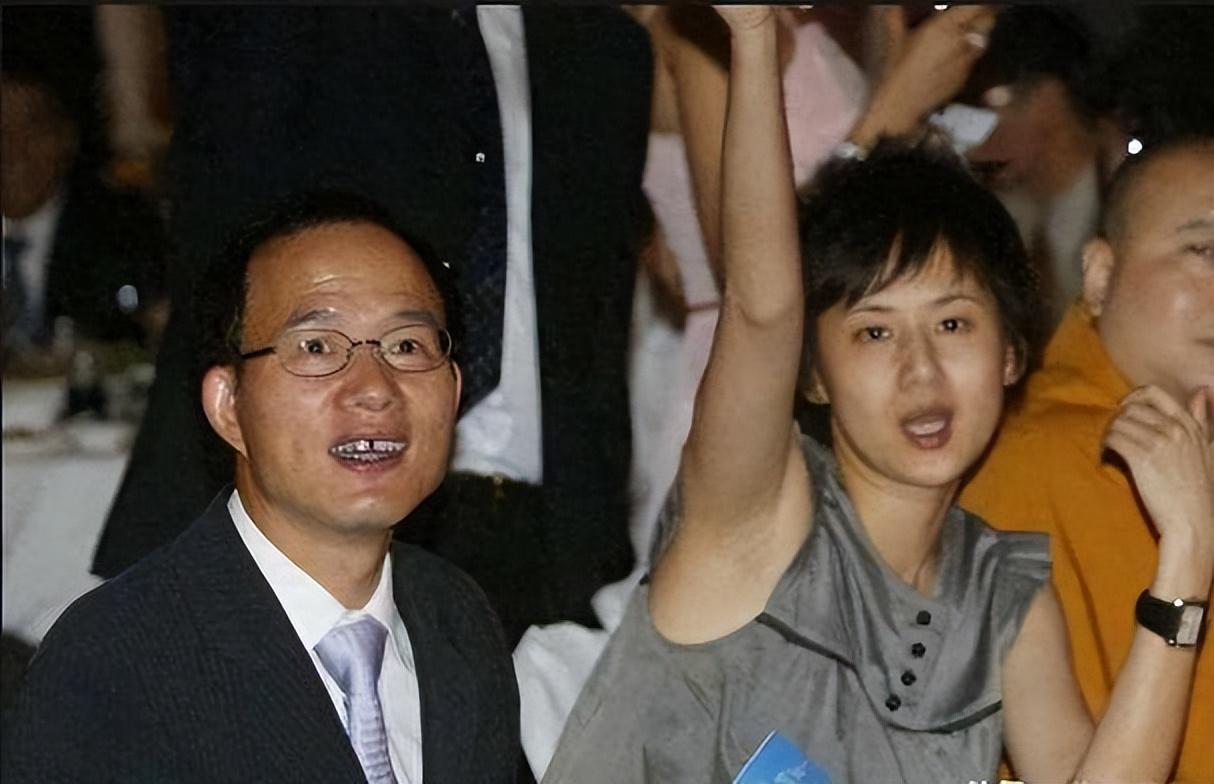 华体会体育-出身浙江豪门,前夫是上海顶级富豪,现仍在前夫集团担任高层领导