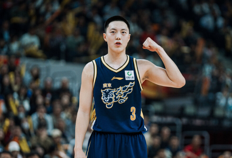 燃尽！胡明轩23+6+5三分创今年季后赛新高 加时赛拼到5犯下场
